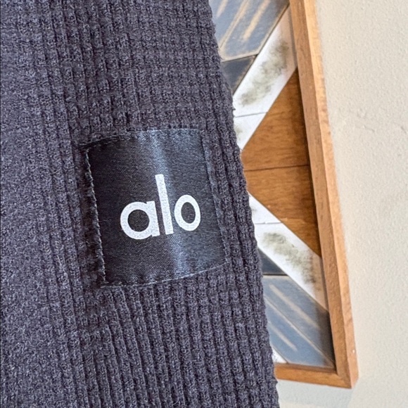 ALO Yoga Waffle Weekend Escape Mock Neck Long Sleeve in Black size Small - Picture 5 of 8